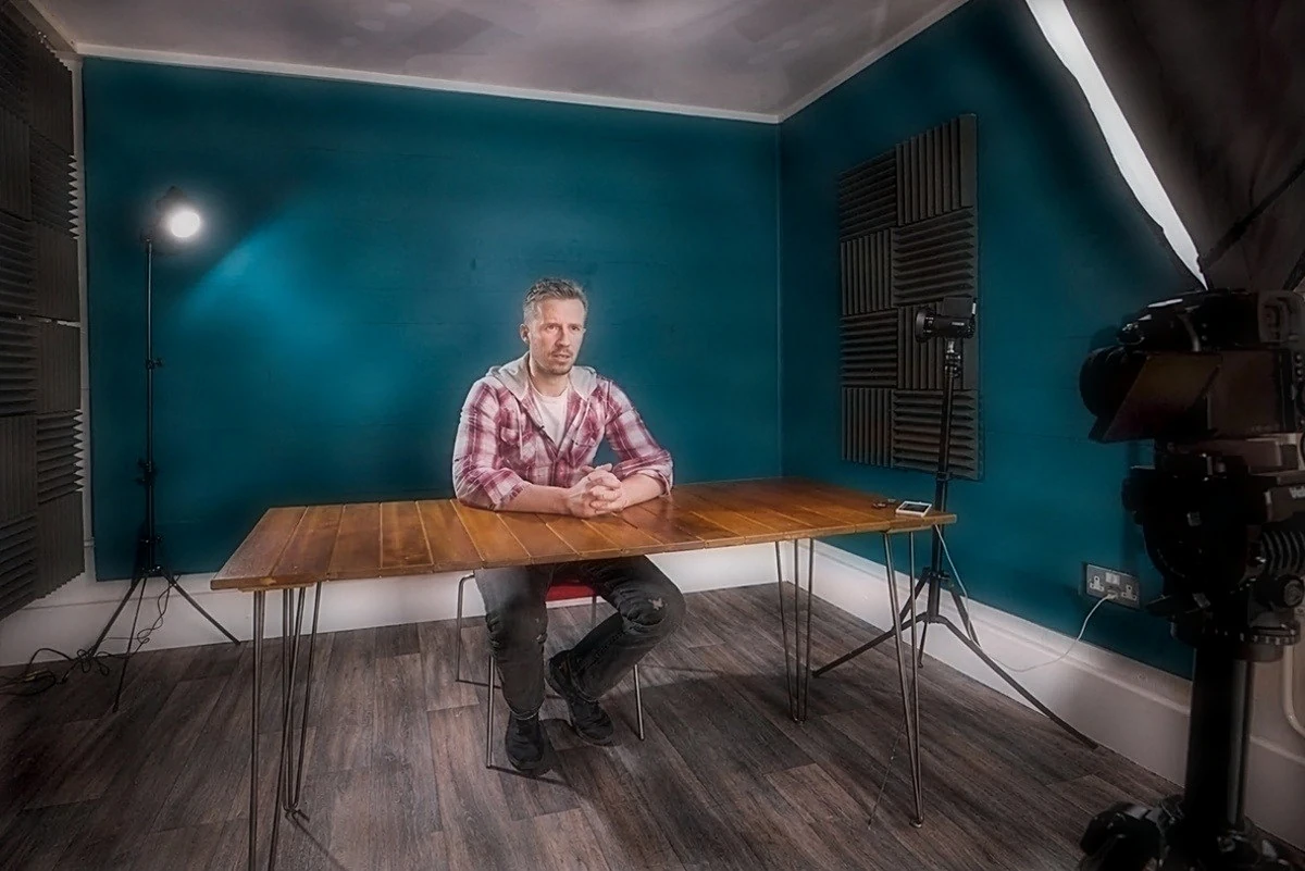 Miha Kos v televizijskem studiu med pripravo na intervju
